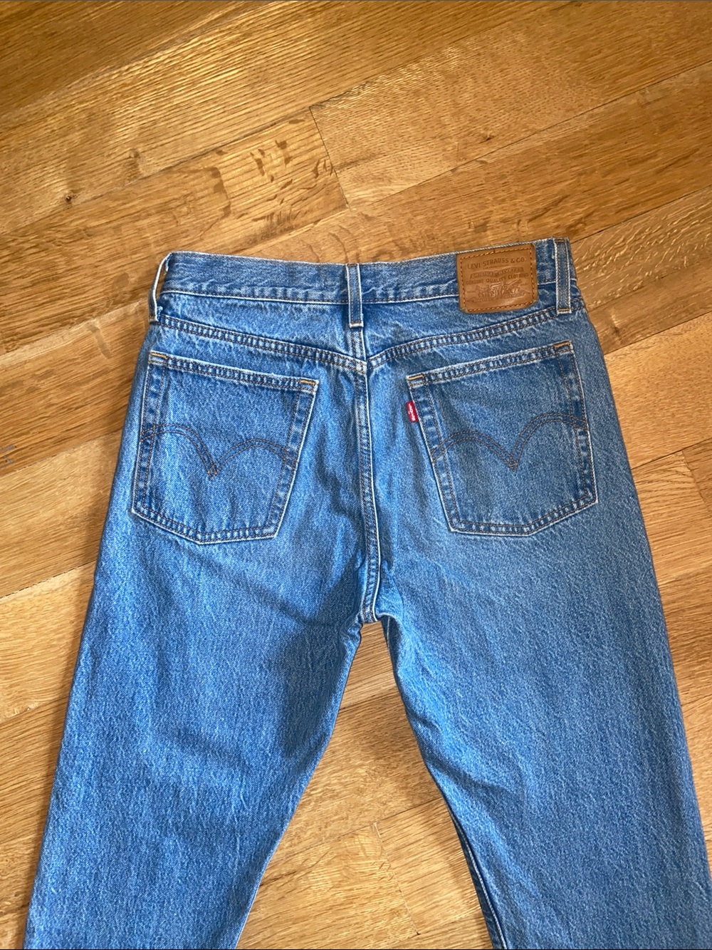Levi’s Wedgie Fit Blue Denim Jeans Factory Distressed Button Fly Tapered 27 - Picture 4 of 16